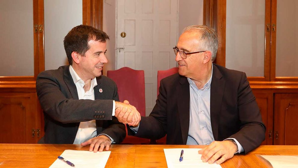 El consejero de Desarrollo Económico y Empresarial, Mikel Irujo, y el alcalde de Pamplona, Enrique Maya, en la firma de un acuerdo para impulsar una oferta turística sostenible en torno a los Sanfermines. - GOBIERNO DE NAVARRA