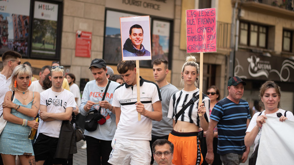La familia y amigos de Daniel de la Fuente Velado, asesinado en el aparcamiento de los Corralillos, se manifiesta para mostrar su repulsa a la última sentencia en la plaza del Ayuntamiento de Pamplona. IRAITZ IRIARTE.