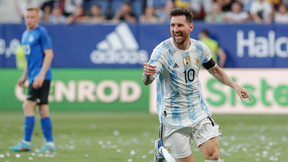 El delantero de la selección argentina de fútbol Lionel Messi celebra su tercer gol, durante un partido internacional amistoso entre Argentina y Estonia en el estadio El Sadar, en Pamplona, este domingo. EFE/ Villar López