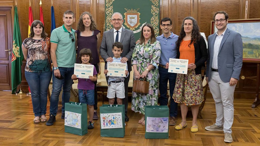 Enrique Maya entrega los premios del concurso infantil de dibujo ‘Una sola tierra’, organizado por el Ayuntamiento en torno al Día Mundial del Medio Ambiente. AYUNTAMIENTO DE PAMPLONA