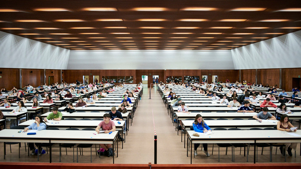 Un total de 3.706 estudiantes se enfrentan a las pruebas de la EvAU que arrancan este martes y que se prolongarán hasta el jueves en los campus de la UPNA de Pamplona y Tudela. PABLO LASAOSA
