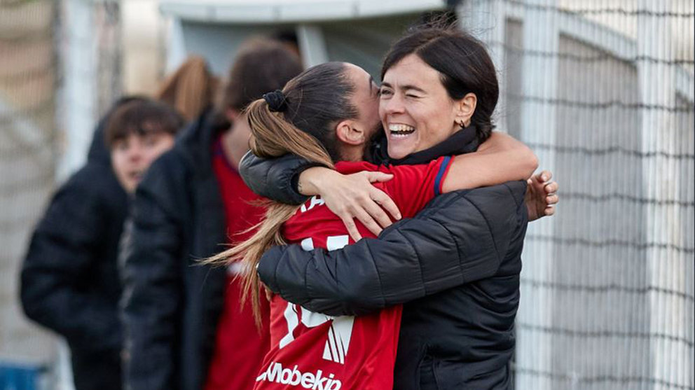 La entrenadora Kakun Mainz abraza a una de sus jugadoras en Tajonar. CA Osasuna.