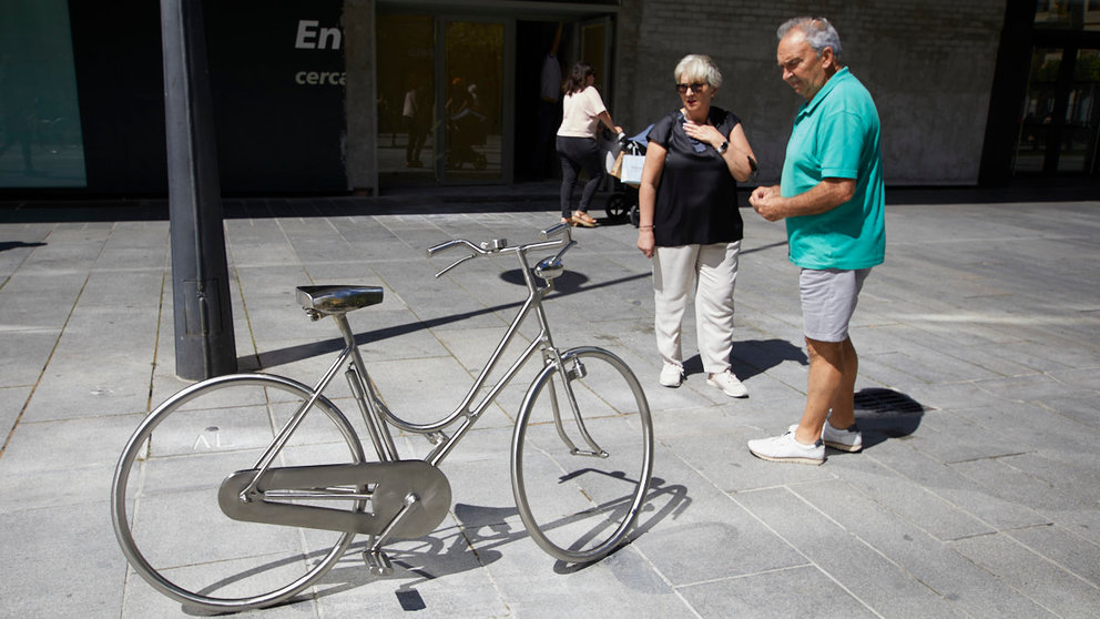 Inauguración del conjunto escultórico 'Diez bicicletas' creado por Jesús Sukunza, que mostrará a través del arte urbano la apuesta de Pamplona por la movilidad sostenible. IÑIGO ALZUGARAY