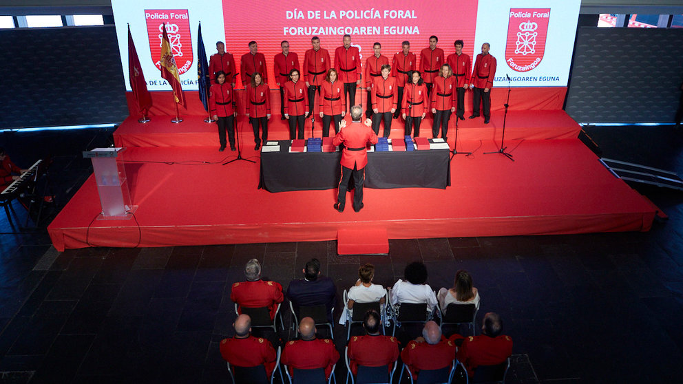 El coro de la Policía Foral “Voces forales-Foru ahotsak” participa en el  Acto Conmemorativo del Día de la Policía Foral de Navarra. IÑIGO ALZUGARAY