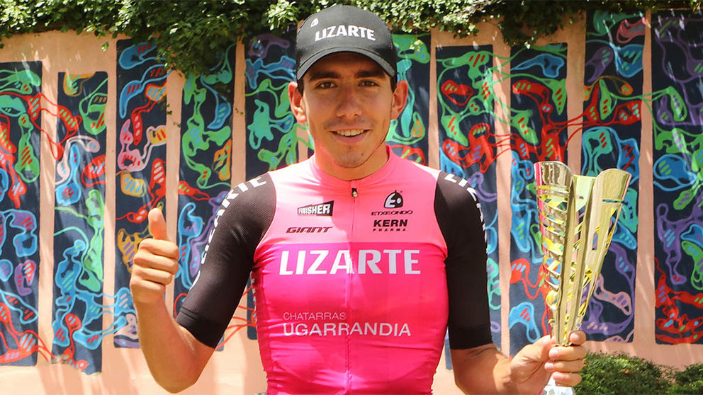 El navarro Diego Uriarte con el trofeo conseguido en Segura. Equipo Lizarte.