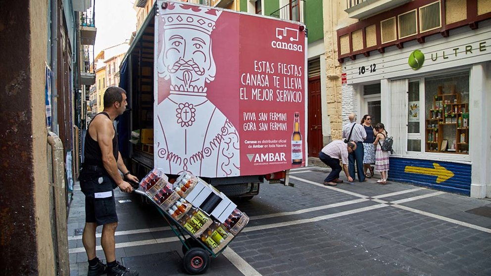 Un repartido de la empresa distribuidora Cana transporta bebidas para distribuir a los bares del Casco Viejo de Pamplona antes de San Fermín. ÍÑIGO ALZUGARAY