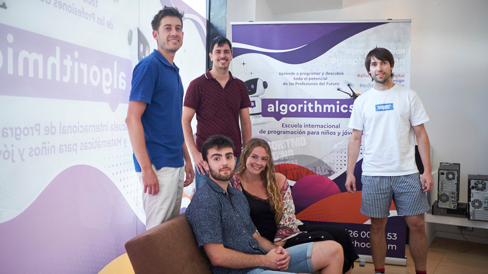 Academia se llama Algorithmics en Avenida Juan Pablo II número 2 de Pamplona. PABLO LASAOSA
