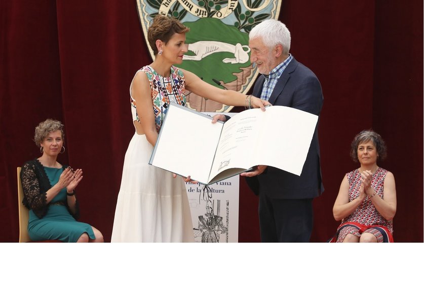 El pintor Pedro Salaverri recibe de manos de la presidenta del Gobierno de Navarra, María Chivite, el premio Príncipe de Viana de la Cultura. GOBIERNO DE NAVARRA