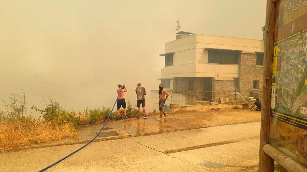 Los vecinos han intentado apagar las llamas por sus propios medios en Obanos antes de se desalojados. Europa Press.