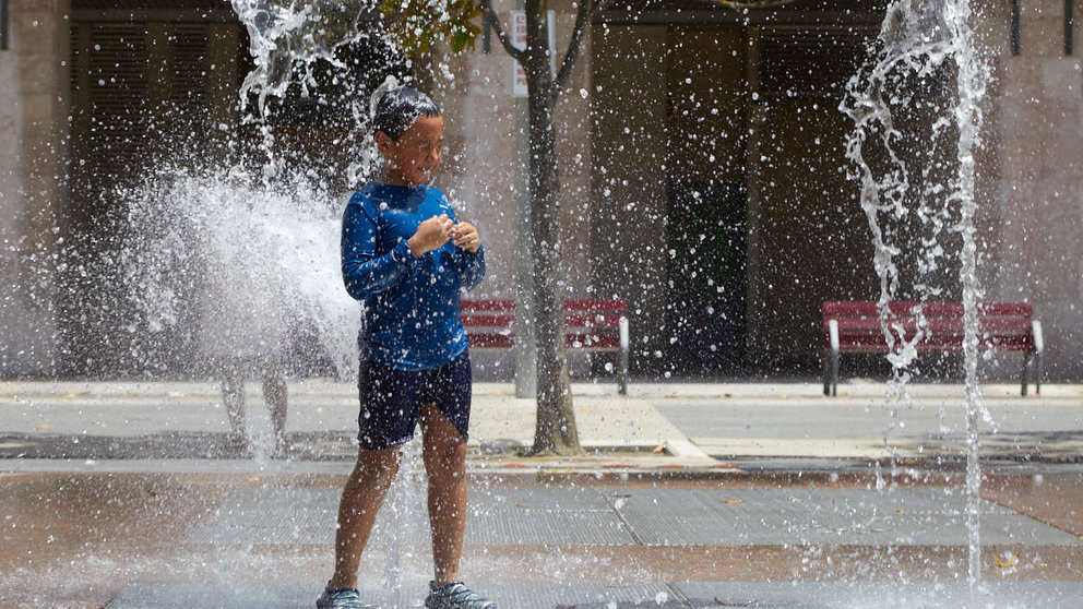 Primera ola de calor de 2022 en la "Fuente de los chorros" de Yamaguchi en Pamplona. IÑIGO ALZUGARAY
