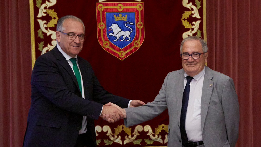 El alcalde de Pamplona, Enrique Maya, y el presidente del Club Atlético Osasuna, Luis Sabalza firman un convenio de patrocinio entre la institución y la entidad deportiva para los tres próximos años. IÑIGO ALZUGARAY