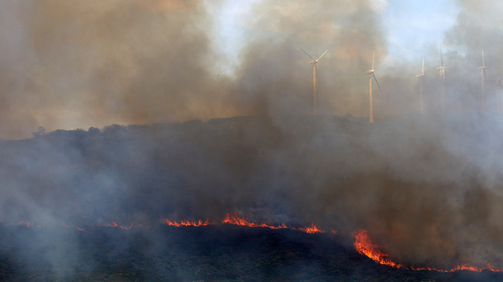 Un foco activo en el monte en el incendio de la zona de la Valdorba.IÑIGO ALZUGARAY
