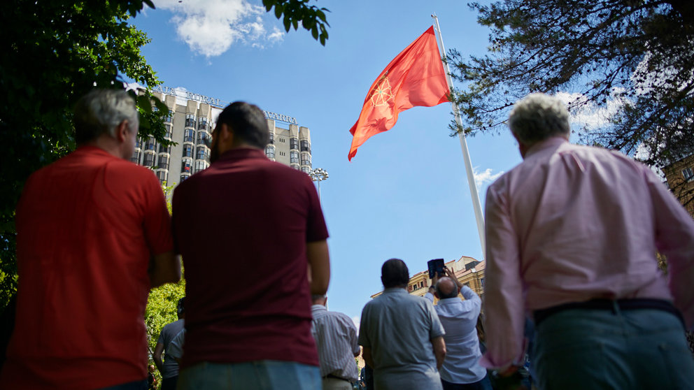 Insitituciones civiles y militares participan en el acto de colocación e izado de la bandera de Navarra en la plaza de los Fueros. PABLO LASAOSA