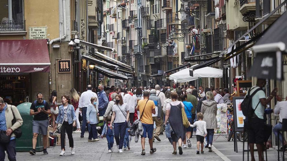 Un grupo de personas pasea por las calles de Pamplona durante el arranque de los ‘No Sanfermines’, a 6 de julio de 2021. EUROPA PRESS