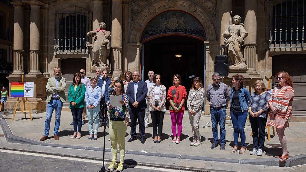 A* Jesús Garzaron/Ayuntamiento de Pamplona
T* Concentración de los concejales del ayuntamiento  por el día lgtbi+
F* 2022_06_28
L* Plaza Consistorial, Pamplona