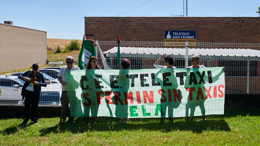 Los trabajadores del Centro Especial de Empleo Tele-Taxi se concentran en el día en que comienzan una huelga indefinida.PABLO LASAOSA