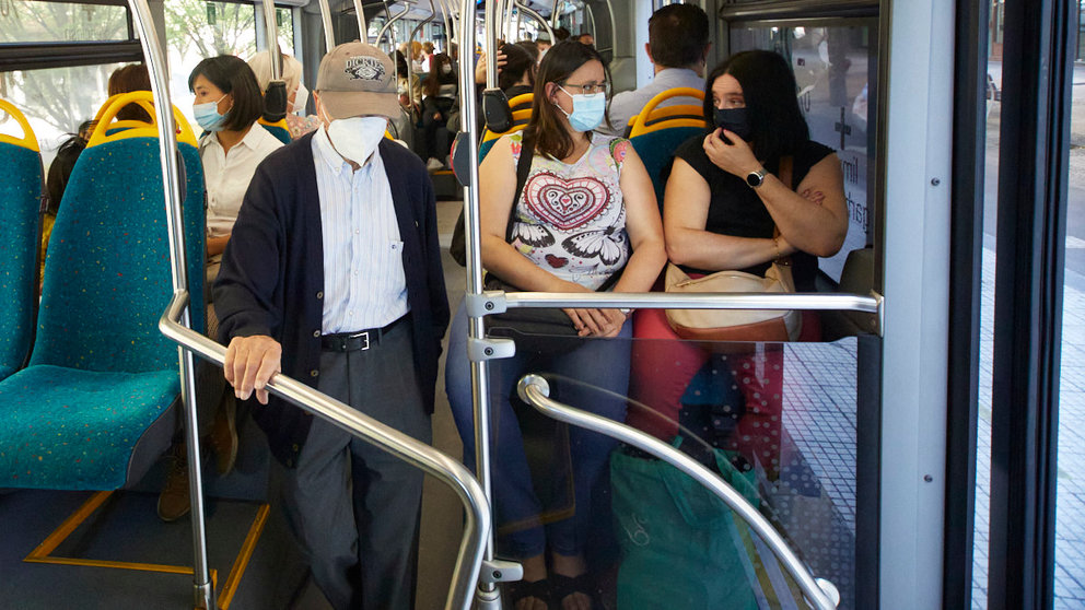 El uso de las mascarillas sigue siendo obligatorio en todo el transporte público como las villavesas de Pamplona. IÑIGO ALZUGARAY