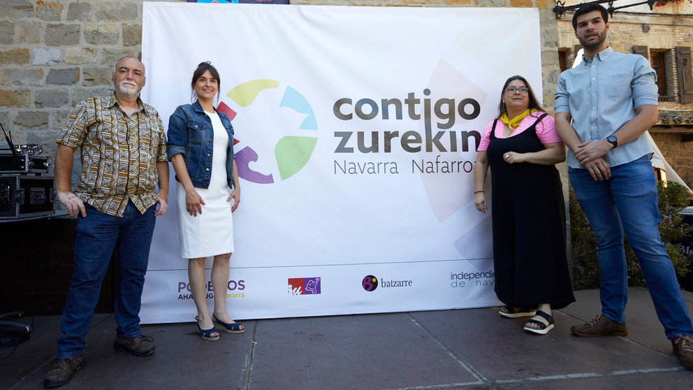 Presentación y firma del acuerdo de Contigo Zurekin, la nueva marca de la confluencia entre Podemos, IU, Batzarre e independientes. IÑIGO ALZUGARAY