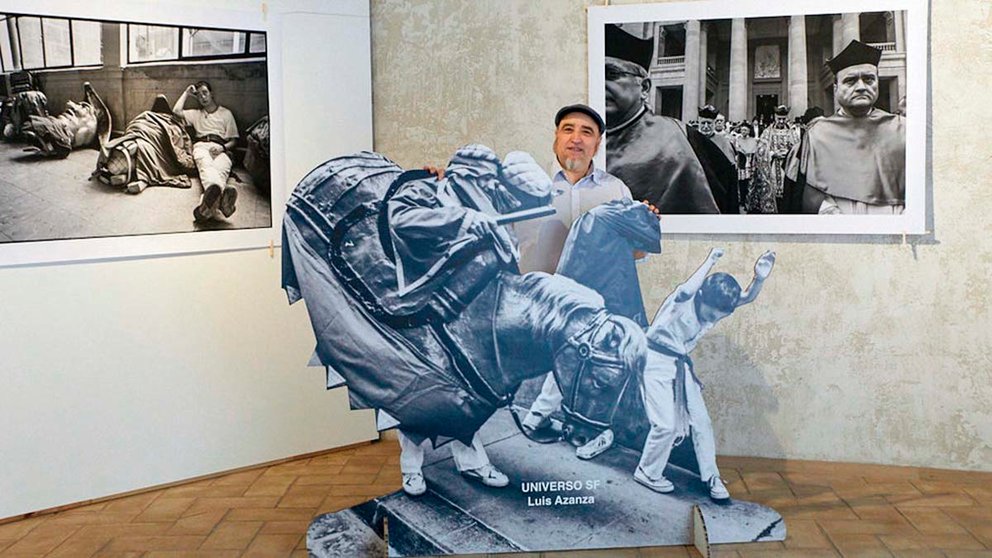 Luis Azanza junto a la modelización tridimensional en cartón de una de sus fotografías de la exposición 'Universo SF' de 2019, en el Palacio Condestable de Pamplona. (Foto Iñigo Alzugaray)