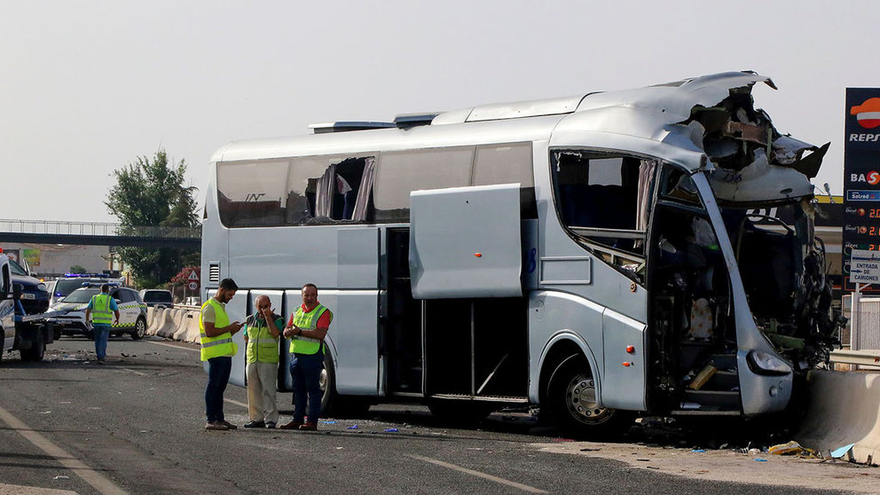Uno de los autobuses implicados en la colisión triple de este domingo en la autovía A-92 a la altura de Moraleda de Zafayona (Granada). PEPE TORRES (EFE)