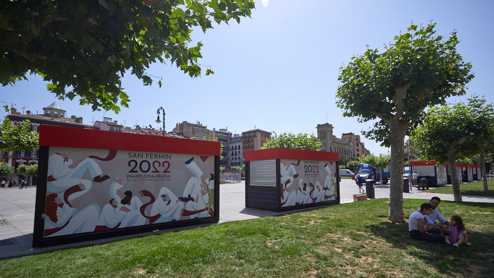 Montaje del escenario y las barras de bar en la Plaza del Castillo de Pamplona para los Sanfermines 2022. IÑIGO ALZUGARAY