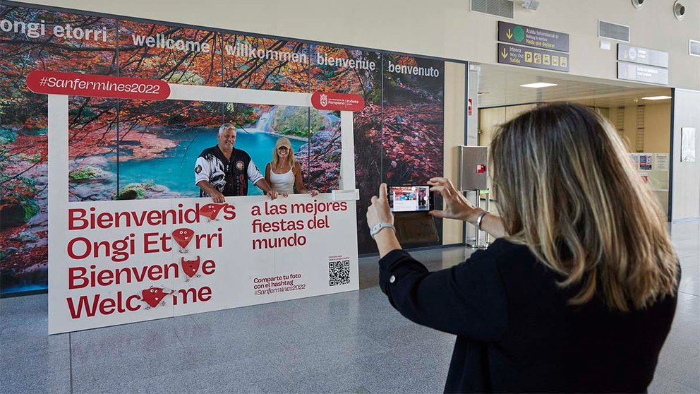Dos turistas posan en el aeropuerto de Pamplona. JESÚS GARZARON /AYUNTAMIENTO DE PAMPLONA
