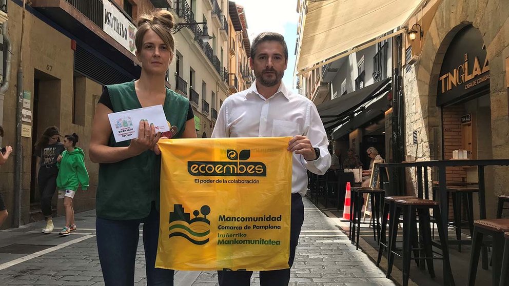 Ecoembes entrega 20.400 bolsas amarillas en Pamplona para reciclar durante las fiestas de San Fermín. ECOEMBES