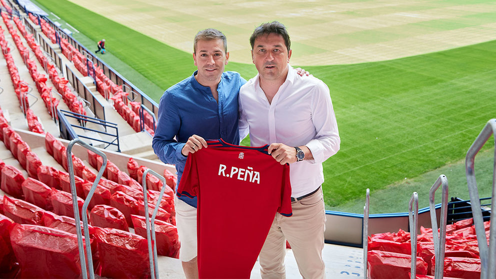 Rubén Peña con Braulio Vázquez en la presentación del nuevo jugador. CA Osasuna.