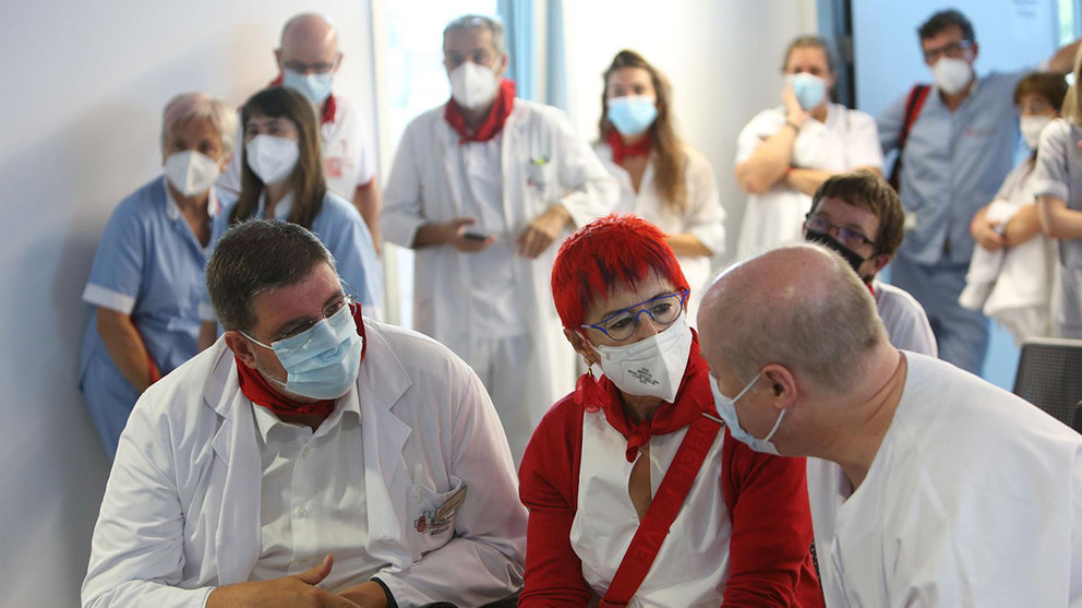 La Consejera Santos Induráin departe con el personal de salud en urgencias del HUN. Europa Press.