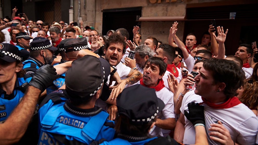 Incidentes en la calle Curia de Pamplona tras la procesión de San Fermín 2022. PABLO LASAOSA