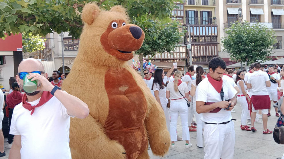 Individuo disfrazado de oso gigante en la Plaza del Castillo