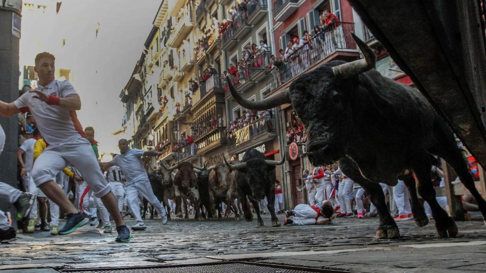 Los mozos corren ante los toros de la ganadería de José Escolar en el tramo de Santo Domingo del tercer del encierro de San Fermín, este sábado. EFE. Jesus Diges