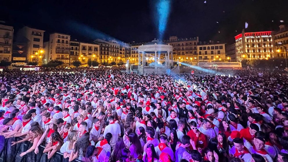 La Plaza del Castillo a rebosar de público en la actuación del DJ en San Fermín 2022. Cedida.