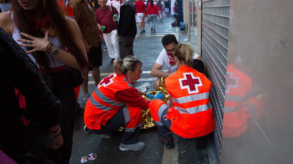 Accidentado es atendido por la Cruz Roja tras el tercer encierro de San Fermín 2022. ALEJANDRO VELASCO