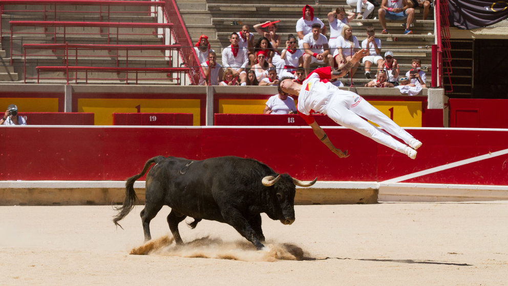 El Concurso de Recortadores de San Fermín regresa a la plaza de toros de Pamplona con sus piruetas en la mañana del 9 de julio. ALEJANDRO VELASCO