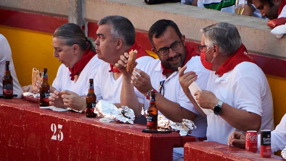 Los socialistas Santos Cerdán y Javier Remírez durante la corrida del 9 de julio en Pamplona. PABLO LASAOSA