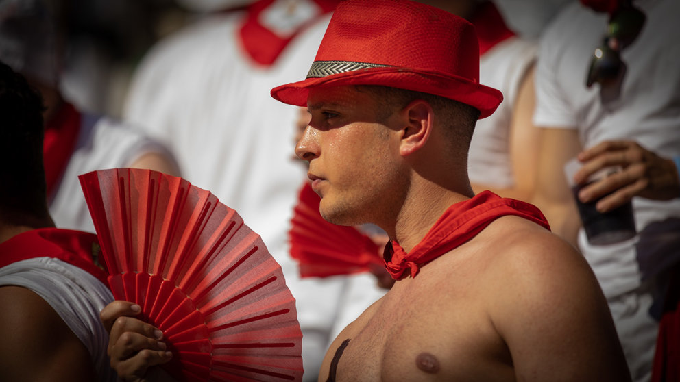 Las peñas combaten el calor a golpe de abanico durante la cuarta corrida de la Feria del Toro de San Fermín. MAITE H. MATEO