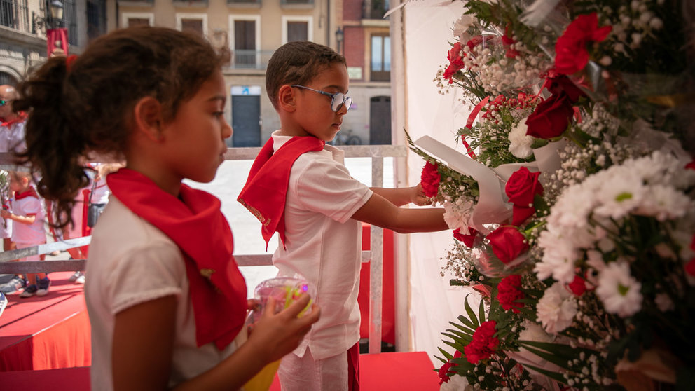 Cientos de niños participan en la tradicional ofrenda floral a San Fermín, que se celebra cada año con motivo del Día infantil de las fiestas. MAITE H. MATEO