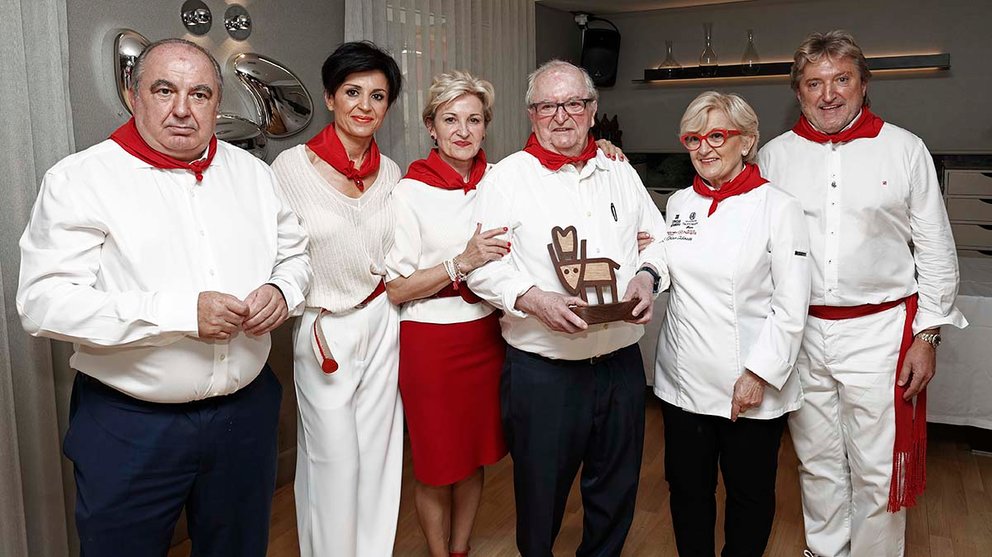 La familia Idoate y el Restaurante Europa rinden homenaje al veterano cocinero Juan Mari Arzak (3d) entregándole el primer Premio Europa por Sanfermín. EFE/ Jesús Diges