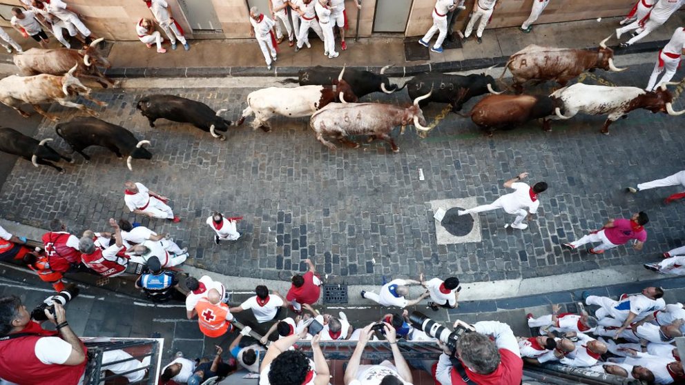 Los toros de la ganadería de Jandilla enfilan la Cuesta de Santo Domingo en los primeros metros del sexto encierro de los Sanfermines, este martes en Pamplona. EFE Jesús Diges (6)
