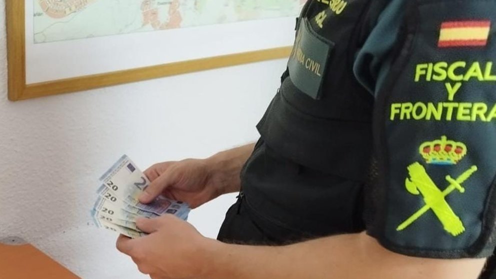 Billetes falsos. La Guardia Civil interviene billetes falsos en los accesos a San Fermín. GUARDIA CIVIL