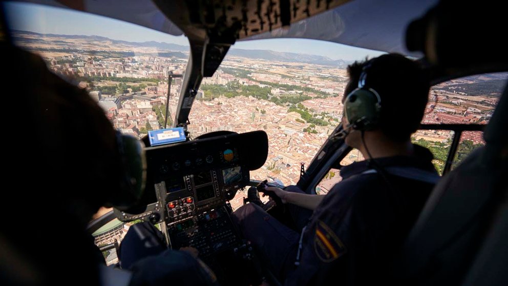 Los pilotos de Policía Nacional sobrevuelan Pamplona durante una mañana de San Fermín 2022. PABLO LASAOSA