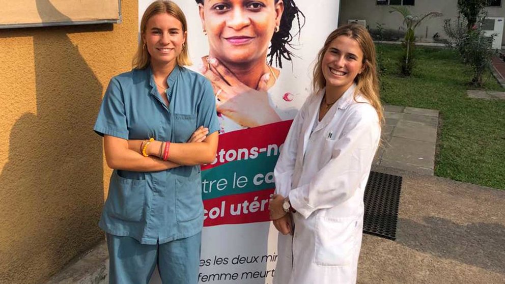 Iranzu Etchepare y María Hitos son dos estudiantes pamplonesas de la Universidad de Navarra que han viajado a Kinshasa (República Democrática del Congo) para colaborar en un estudio sobre la prevención del cáncer de cérvix en ese país. UNIVERSIDAD DE NAVARRA