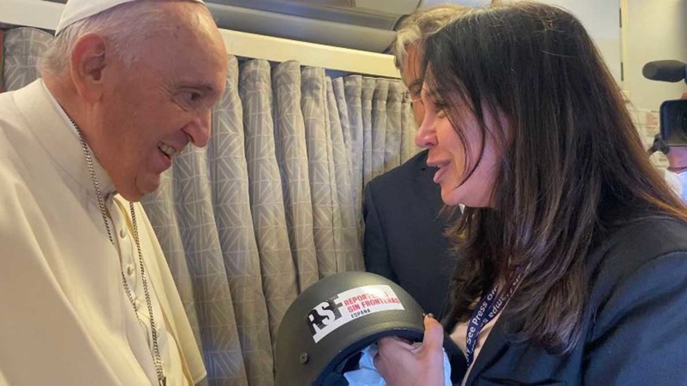 Reporteros sin Fronteras entregó el casco de David Beriáin al Papa Francisco en el viaje a Canadá. TWITTER.