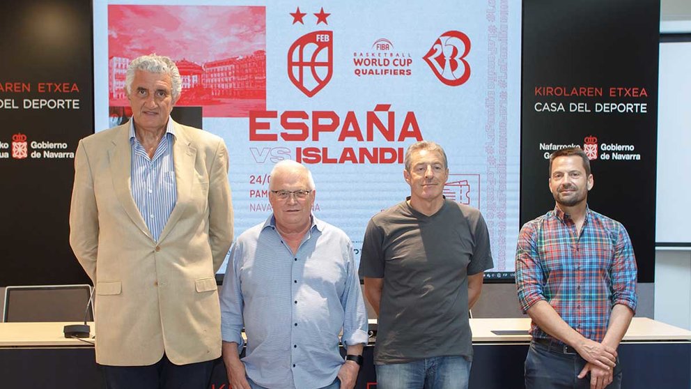 Presentación del partido de la Selección Española de Baloncesto en Pamplona. De izquierda a derecha, Fernando Romay (FEB), Miguel Pozueta (IND), Pablo Bretos (FNB) y Ramón Urdiáin (NICDO). CEDIDO
