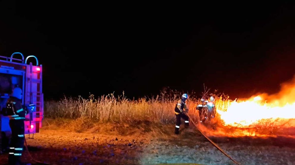 Bomberos de Tafalla sofocan un incendio en una parcela entre Santacara y Traibuenas. BOMBEROS DE NAVARRA.