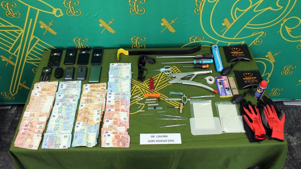 La Guardia Civil se incautó de abundante dinero en metálico, móviles y material para la comisión de los atracos. GUARDIA CIVIL.