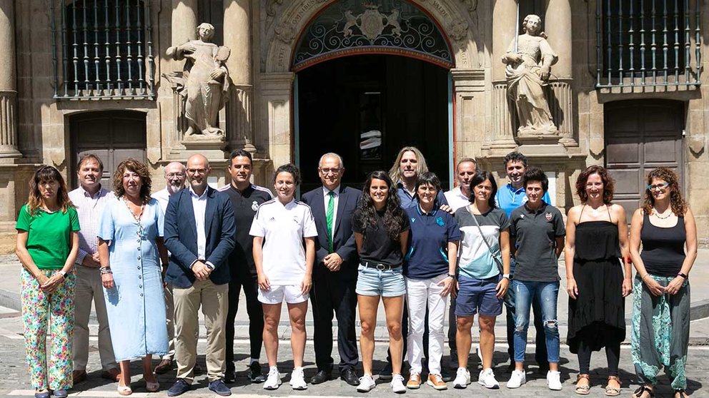 El Ayuntamiento de Pamplona recibe a las capitanas de los equipos participantes en la Copa Sentimiento de fútbol femenino. AYUNTAMIENTO DE PAMPLONA