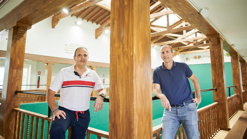 Toni Lerga, presidente del Club Tenis de Pamplona y Asier Purroy, director del Torneo del Jamón en el trinquete del club. PABLO LASAOSA