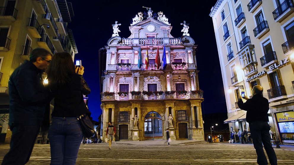 El Ayuntamiento de Pamplona, iluminado por la noche. EFE/Iván Aguinaga